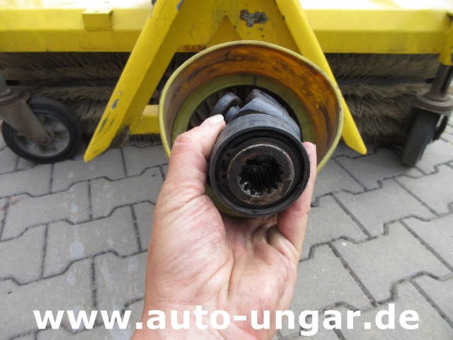 Sperber - Schneebesen 140 cm Zapfwelle Brush Besen für Traktor Kubota Winterdienst
