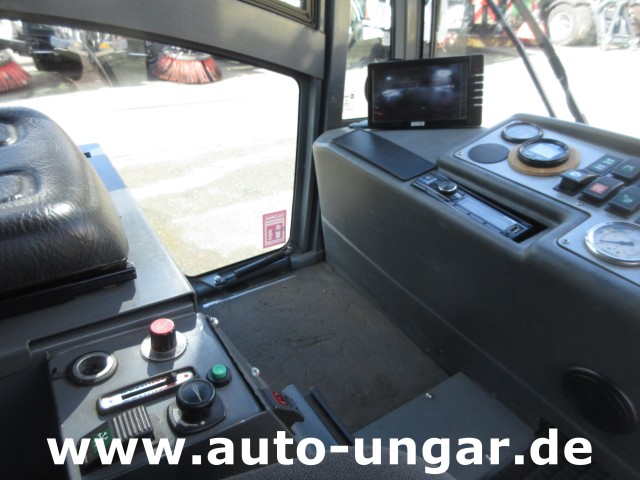 Boschung - S3 Kehrmaschine urban sweeper Wildkrautbesen Allradlenkung