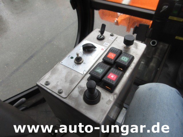 Nilfisk - CR3500 CityRanger Multicar Winterdienst Schneepflug und Streuer 4x4