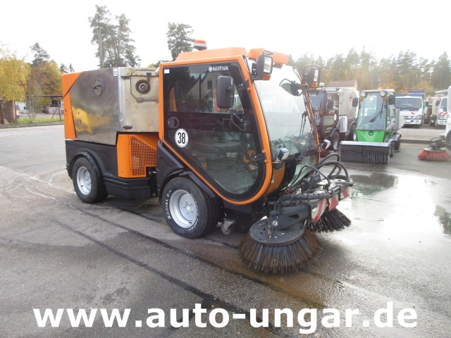 Nilfisk - CR3500 Geräteträger Kommunalfahrzeug 4x4 Kehrmaschine Schmidt Flexigo