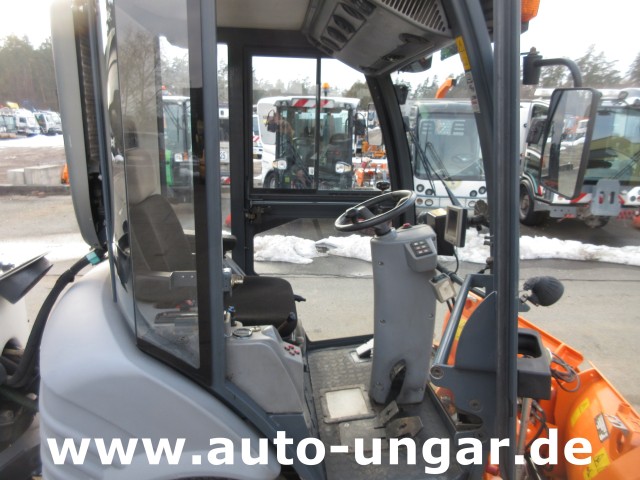 Hako - CityMaster CM1200 Winterdienst 4x4 mit Schneepflug und Salzstreuer