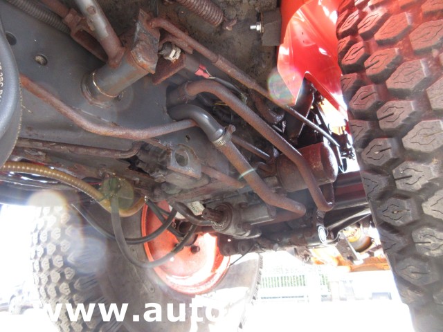 Kubota - B2410 4x4 Kommunaltraktor mit Winterdienstausrüstung Schneepflug & Streuer