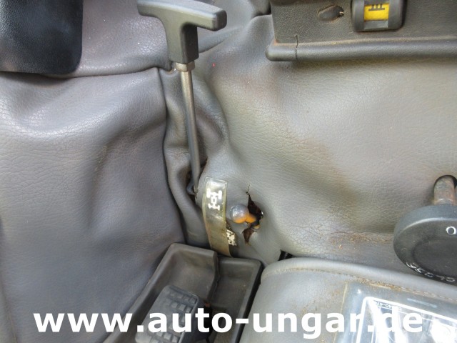 Kubota - B2410 4x4 Kommunaltraktor mit Winterdienstausrüstung Schneepflug & Streuer