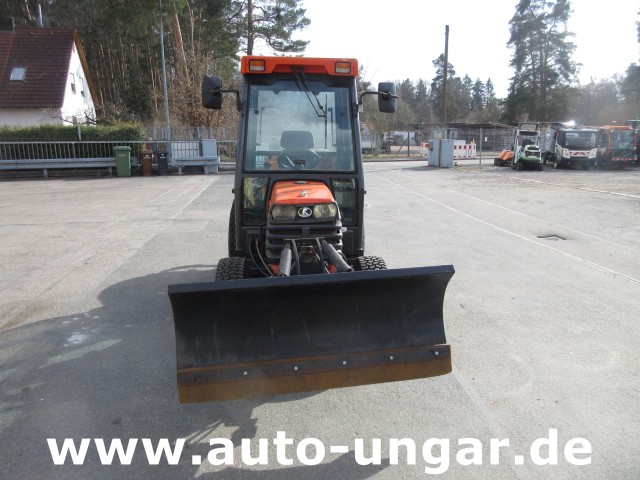 Kubota - B2410 4x4 Kommunaltraktor mit Winterdienstausrüstung Schneepflug & Streuer