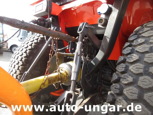 Kubota - B2410 4x4 Kommunaltraktor mit Winterdienstausrüstung Schneepflug & Streuer