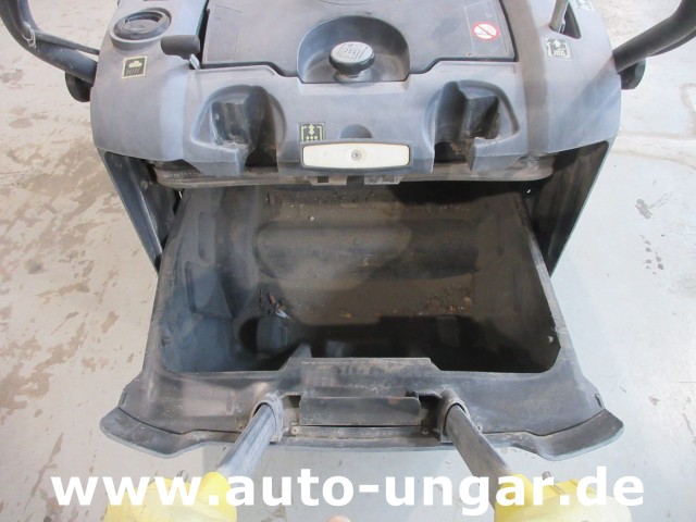 Kärcher - Professional KM75 / 40 W P Parkplatzkehrmaschine Honda Motor Antrieb