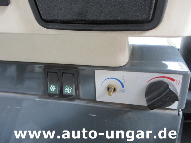 Ravo - 560 Kehrmaschine mit 3. Besen Euro 5 Baujahr 2013 Kommunalfahrzeug