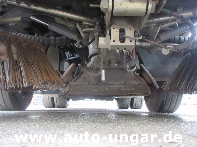 Ravo - 560 Kehrmaschine mit 3. Besen Euro 5 Baujahr 2013 Kommunalfahrzeug